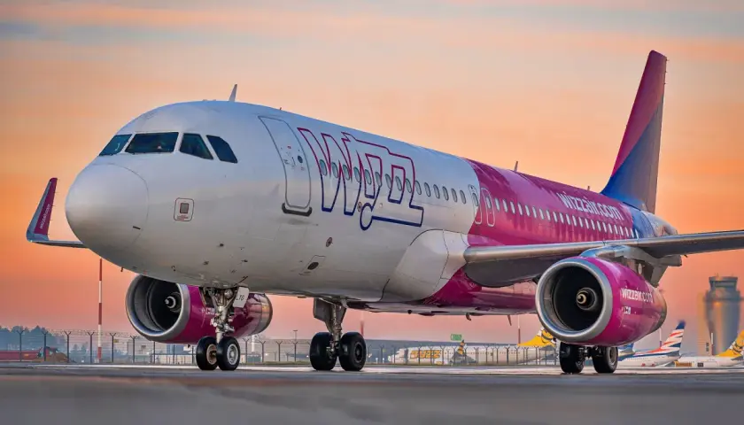 Samolot A321 XLR Wizz Air na płycie lotniska o zachodzie słońca.