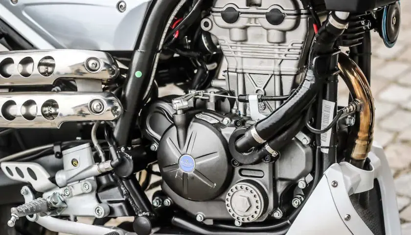 Silnik motocykla gotowy do pracy. Sprawdź, jak odpalić motocykl po długim postoju, by znów cieszyć się jazdą.