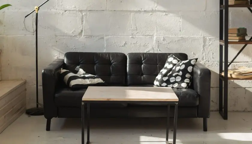 Jakie poduszki do czarnej kanapy? Stylowe inspiracje i porady