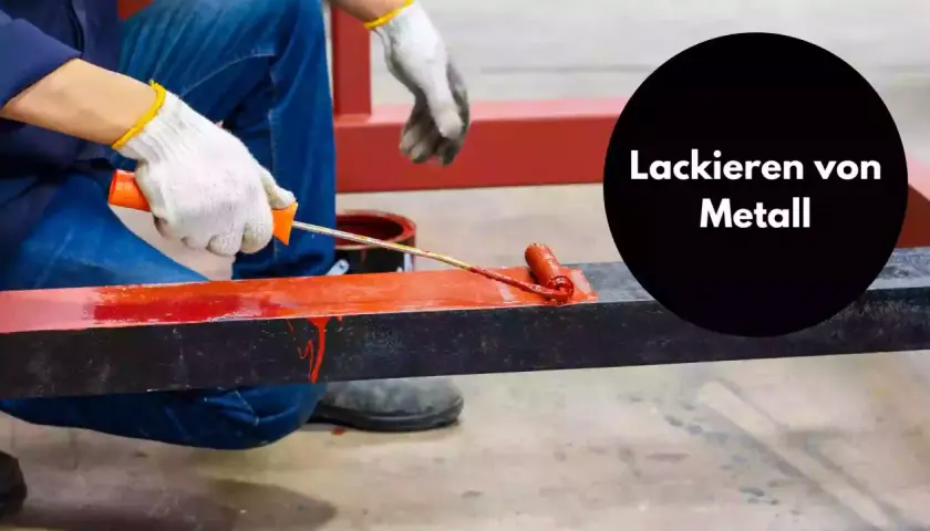 Person lackiert mit einer Farbrolle ein Metallteil rot.
