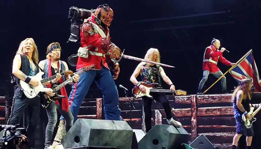 Iron Maiden koncerty w Polsce: Bruce Dickinson z flagą, Eddie w mundurze i muzycy grający na gitarach. Niezapomniany występ!