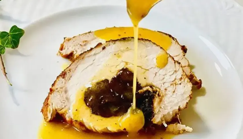 Schab ze śliwką pieczony w naczyniu, polany sosem. Aromatyczne danie, które zachwyca smakiem i wyglądem.