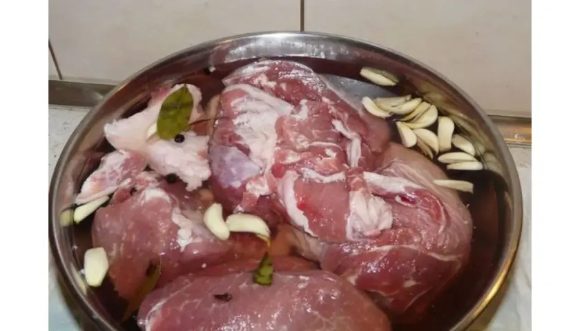 Mięso wieprzowe w zalewie z czosnkiem, liściem laurowym i pieprzem. Idealne proporcje peklosoli na kg mięsa to klucz do smaku.