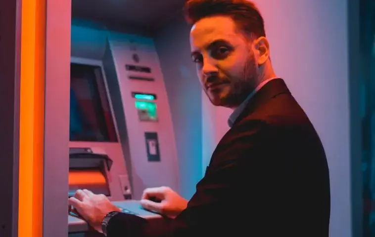 Bankomat wciągnął kartę: Najważniejsze kroki do szybkiego odzyskania
