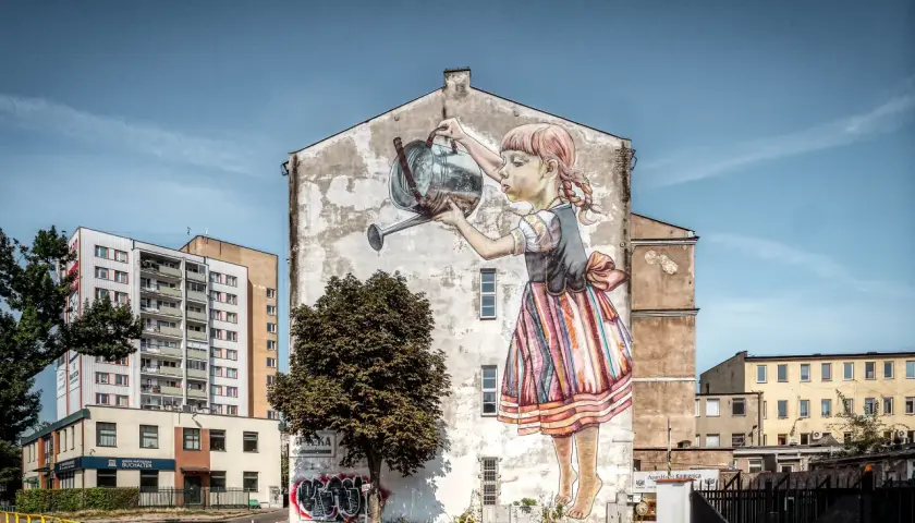 Dziewczynka z konewką na ścianie kamienicy. Jedno z wielu pięknych murale Białystok.