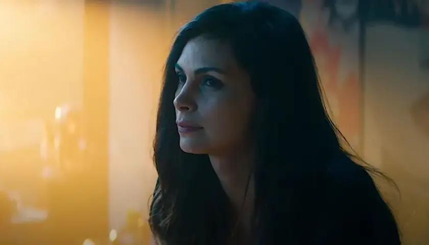 La copine de Deadpool, Vanessa, regarde au loin, son visage éclairé par une lumière douce.