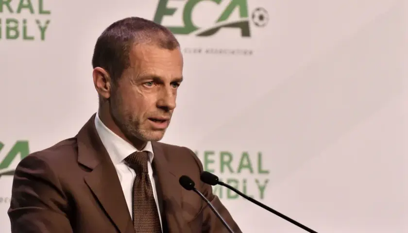 Aleksander Čeferin, prezydent UEFA, przemawia podczas konferencji.