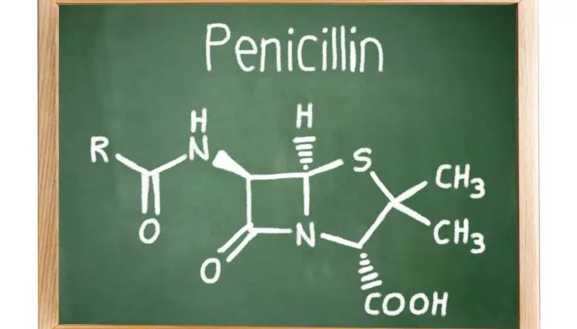 Struktura chemiczna penicyliny narysowana kredą na zielonej tablicy.