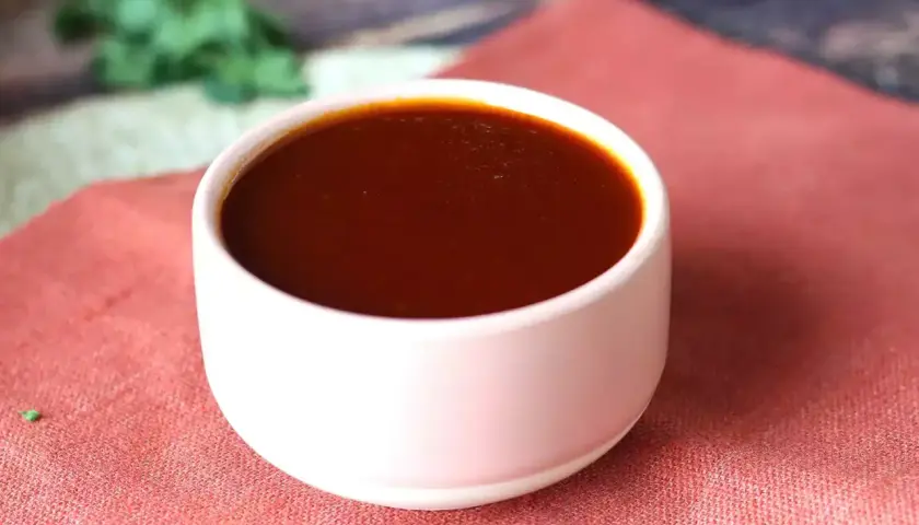 Un bol de sauce barbecue maison, parfaite pour accompagner vos grillades. Une recette simple pour un goût authentique.