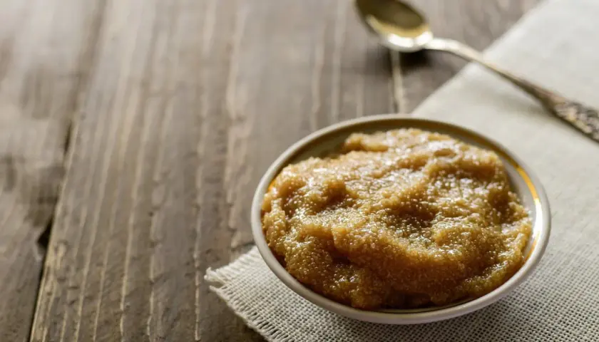 Amaranto cotto in una ciotola, pronto per essere gustato. Scopri come si cucina l'amaranto per un piatto sano e gustoso.