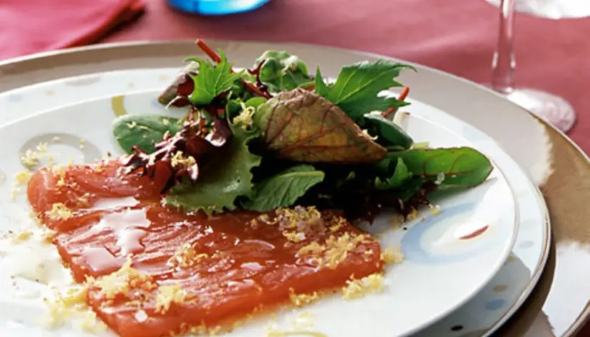 Kalt servierte Thunfisch-Vorspeise mit frischem Salat und Zitronenabrieb. Ein leichter Genuss!