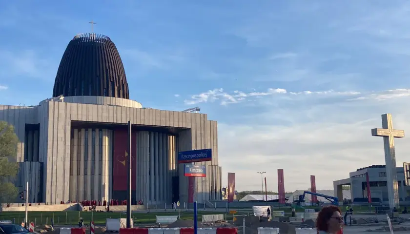 Świątynia Opatrzności Bożej w Warszawie. Monumentalna budowla z kopułą i krzyżem, symbol polskiej providence.