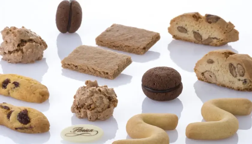Varietà di biscotti veneziani: cantucci alle mandorle, biscotti al cioccolato, frollini con uvetta e altre delizie.