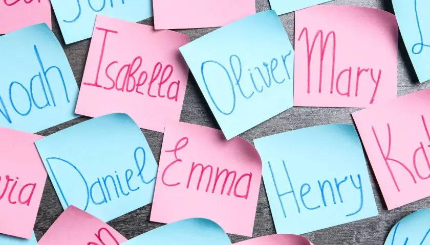Kolorowe karteczki z imionami, np. Mary, Isabella, Emma, to popularne imiona żeńskie angielskie.
