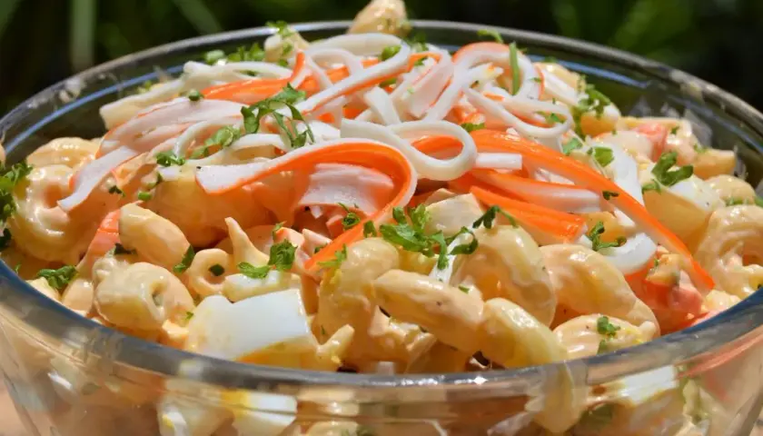 Recette de salade de surimi délicieuse et facile à préparer