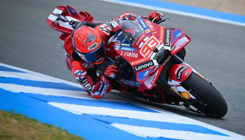 Marc Márquez inclina su Ducati en una curva de Jerez, con el número 93 en su mono y casco rojo.