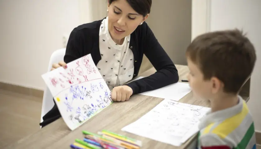Psicologo infantile da che età? Una dottoressa analizza i disegni di un bambino, aiutandolo a esprimersi.