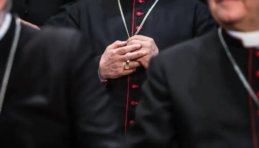 Dłonie duchownych splecione w modlitwie. Czy ksiądz może odmówić bierzmowania? Pytanie to nurtuje wielu wiernych.
