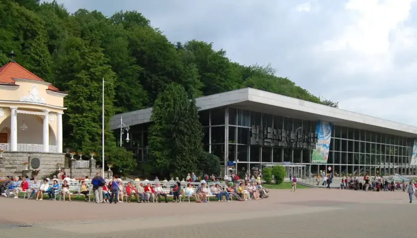 Uzdrowisko z pijalnią wód i parkiem, oferujące piękne walory turystyczne Polski.