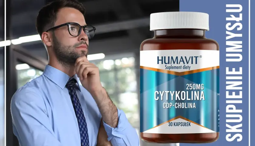 Mężczyzna w okularach zastanawia się nad suplementem diety z cytykoliną, który wspiera skupienie umysłu.