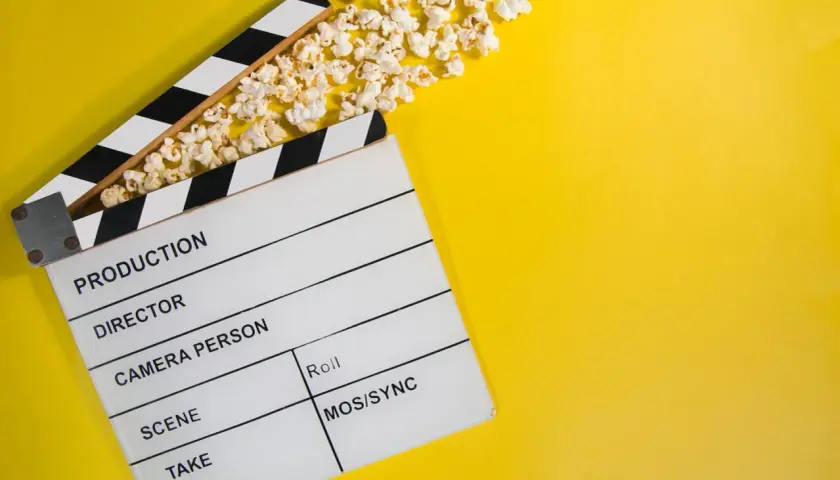 Kamera, akcja! Popcorn w piekarniku gotowy na filmowy wieczór.