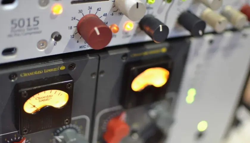 Hunter Imperium Trujki: vintage audio gear, Chandler Limited 5015 mic pre/compressor z podświetlanymi wskaźnikami.