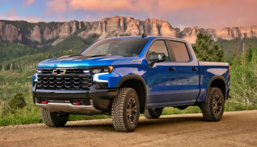 Niebieski Chevrolet pickup ZR2 na drodze w górach.