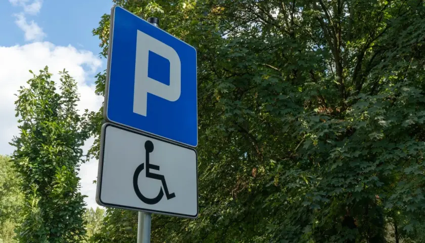 Znak parkingu dla niepełnosprawnych. Umiarkowany stopień niepełnosprawności a wizyta u lekarza – ułatwienie dostępu.