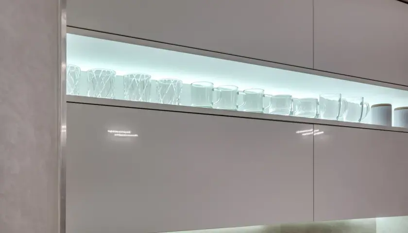 Oświetlenie LED pod szafkami: zrób to sam! Poradnik krok po kroku