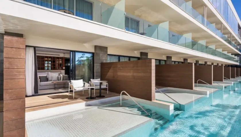 Habitaciones con acceso directo a piscina privada en Barceló Playa Blanca Lanzarote. Disfruta de un baño refrescante desde tu terraza.