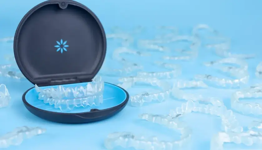 Funda de Invisalign con alineadores transparentes. Consulta el precio Invisalign Sanitas para tu tratamiento.
