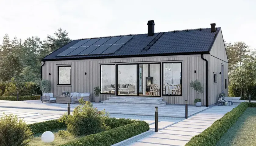 Modernt trähus med solpaneler på taket. Uteplats med möbler och trädgård. Drömmer du om att bygga hus? Pris och inspiration finns här.