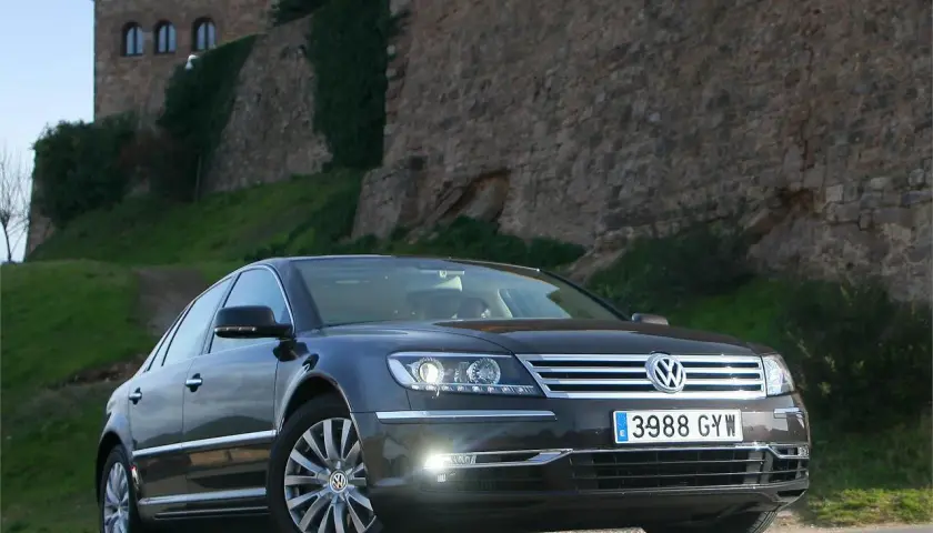 Volkswagen Phaeton 3.0 V6 TDI: opiniones sobre este sedán de lujo frente a un castillo histórico.