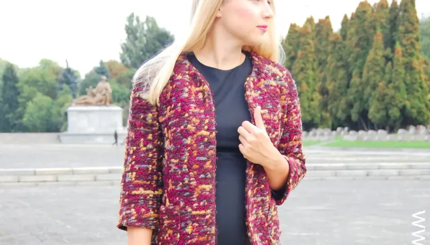 Kobieta w kolorowym, prostym żakiecie wykrój. Elegancki dodatek do stylizacji.