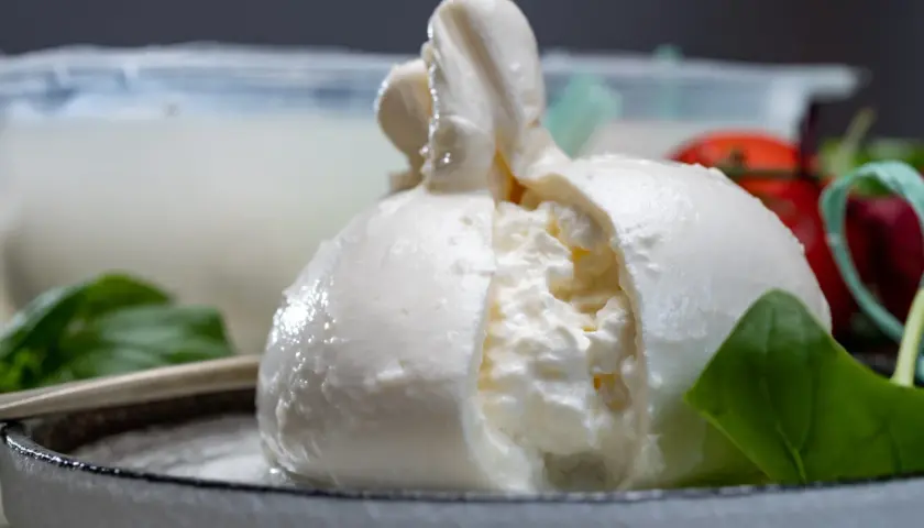 Frische Burrata, ein italienischer Frischkäse, mit cremigem Kern. Was ist Burrata? Ein Genuss!