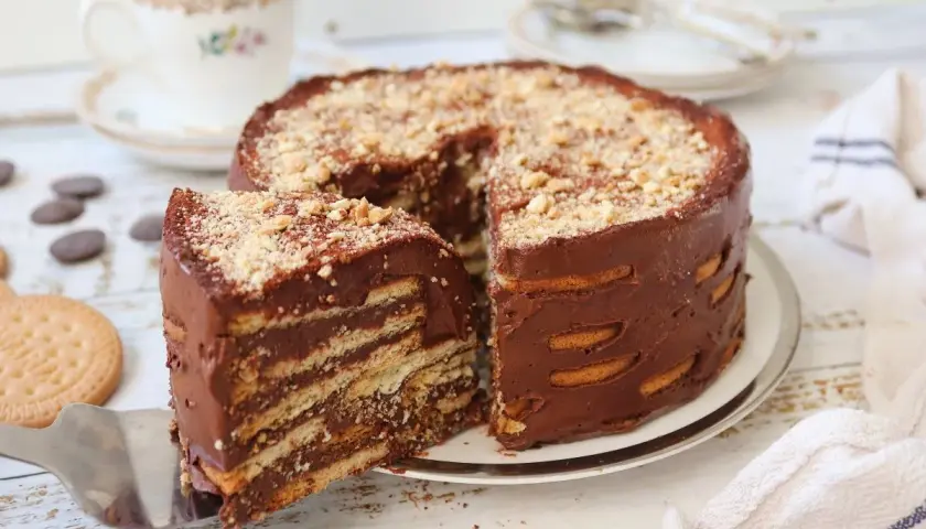 Deliciosa marquesa de chocolate, un postre casero con capas de galletas y crema de cacao, espolvoreada con trocitos crujientes.