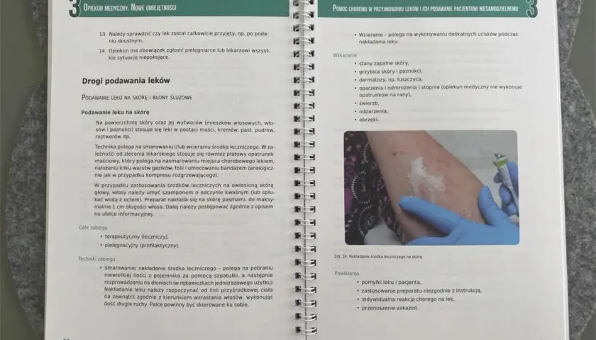 Opiekun medyczny może robić zastrzyki, ale tylko te podskórne i domięśniowe, po odpowiednim przeszkoleniu. Na zdjęciu widać aplikację maści na skórę.