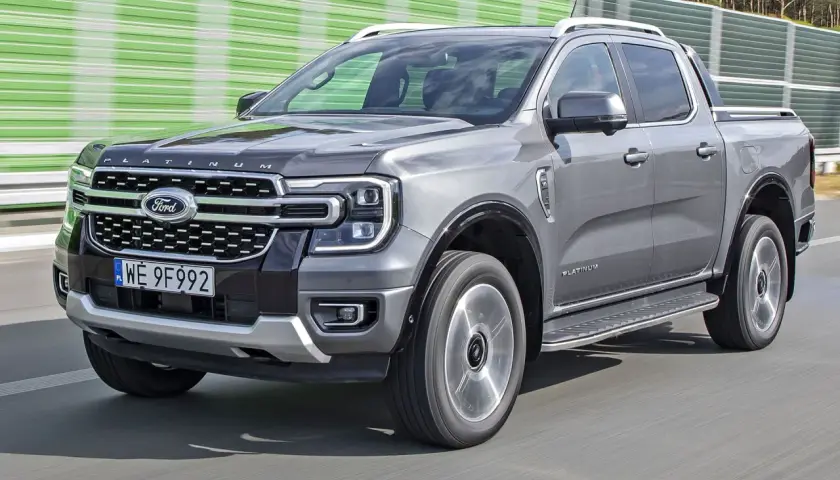 Szary Ford Ranger Platinum, jeden z najnowszych ford modele, jedzie po drodze.