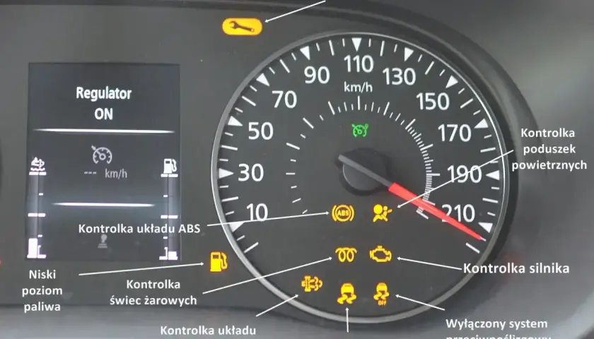 Na desce rozdzielczej świeci się kontrolka samochód w poślizgu, obok kontrolki silnika i poduszek powietrznych.