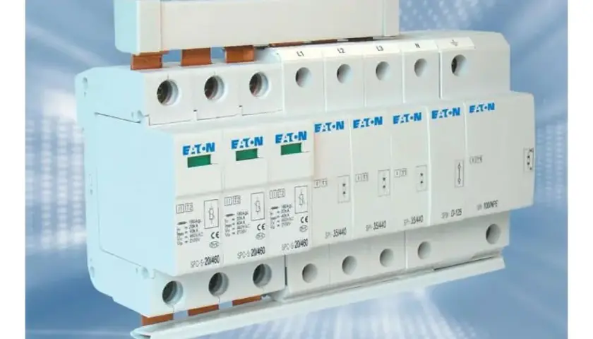 Modułowa przepięciówka Eaton chroniąca instalację elektryczną przed skutkami przepięć.