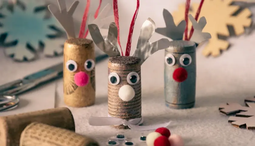 Urocze renifery z korków, idealne ręcznie robione ozdoby świąteczne DIY. Zrobione z pasją i miłością.