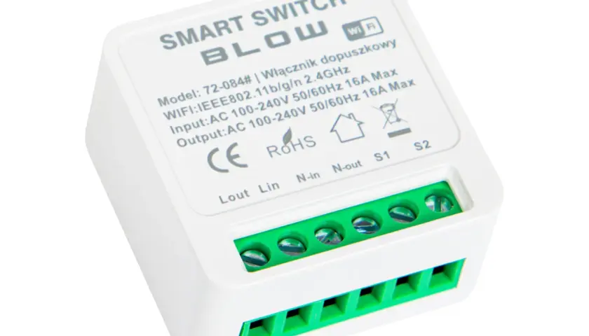 Biały moduł do **tuya automatyzacja** z zielonymi złączami śrubowymi. Włącznik smart z Wi-Fi, idealny do inteligentnego domu.