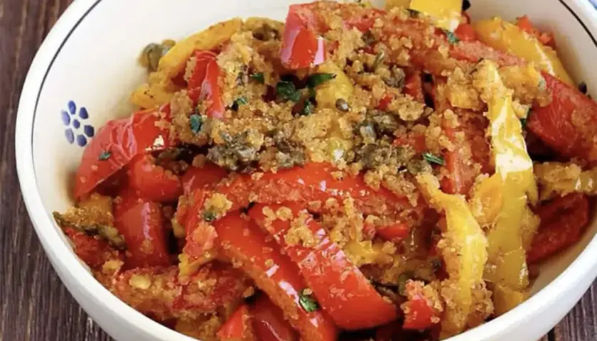 Peperoni gratinati al forno, un contorno colorato e saporito, con pangrattato croccante e erbe aromatiche.