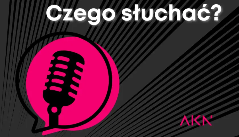 Co słuchać? Może podcasty do nauki angielskiego? Czarny mikrofon w różowej chmurce.