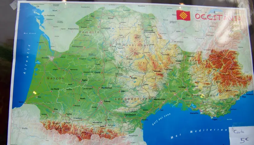 Mapa Occitanii z miastami i rzekami. Widoczna flaga regionu. Idealna na piątek po francusku, by zaplanować podróż.