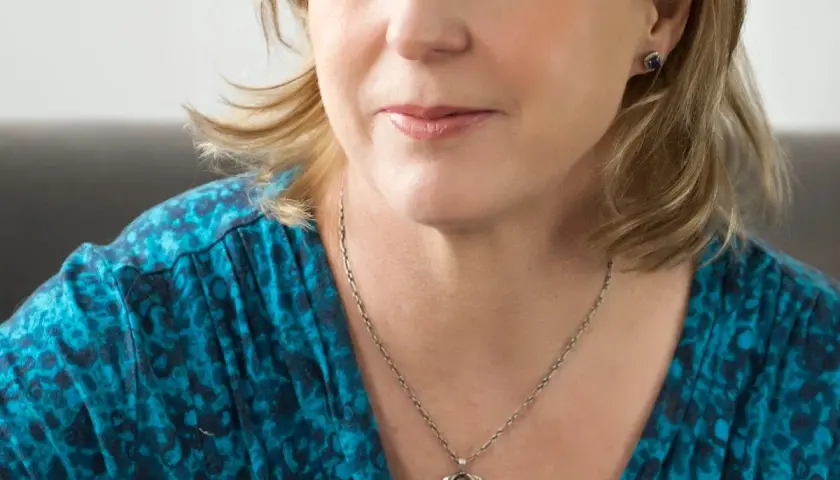 Autorka bestsellerów, Liane Moriarty, w swojej charakterystycznej stylizacji. Jej książki wciągają czytelników w świat intryg i tajemnic.
