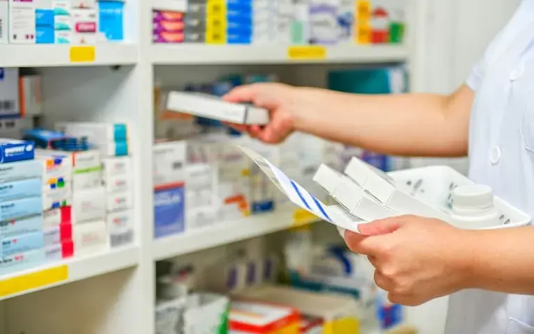 La historia y regulación de medicamentos sin receta: riesgos y beneficios