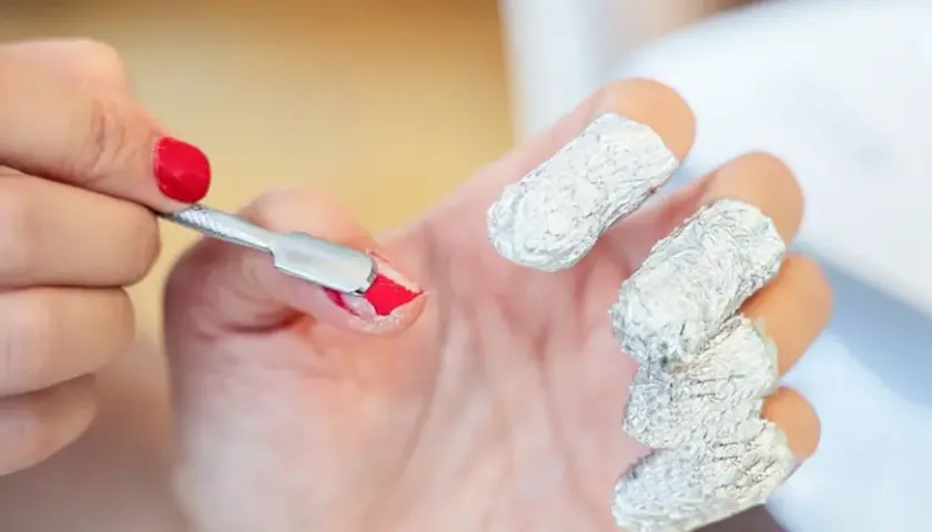 Jak bezpiecznie usunąć manicure hybrydowy w domu bez uszkodzenia paznokci