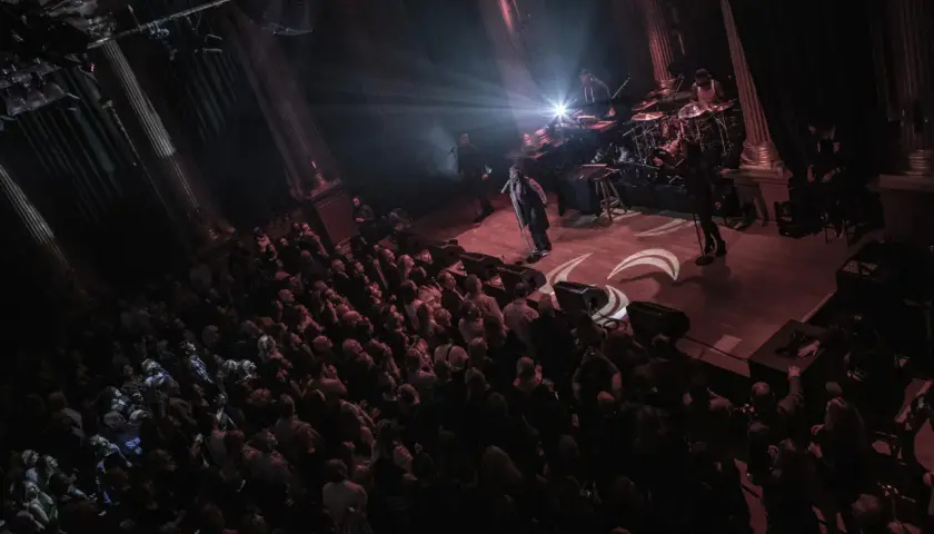 En artist uppträder på scenen under Stockholm Jazz Festival, med publiken som tittar på.