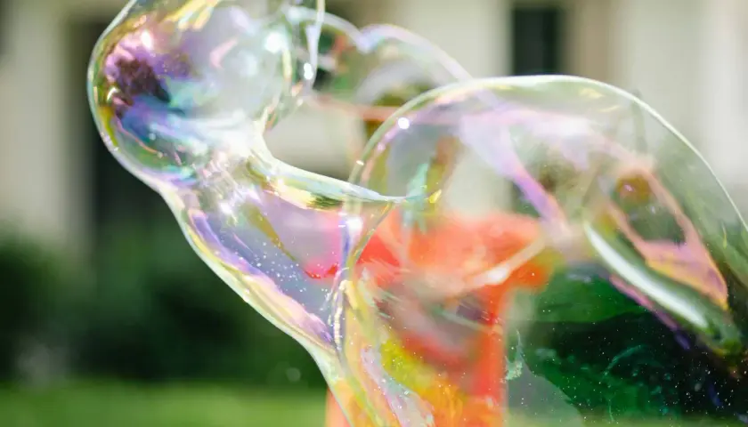 Bunte, schillernde Seifenblasen, die sich im Sonnenlicht wie Kunstwerke verformen. Ein Moment, der zeigt, wie einfach es ist, mit selbstgemachten Seifenblasen Freude zu erleben.